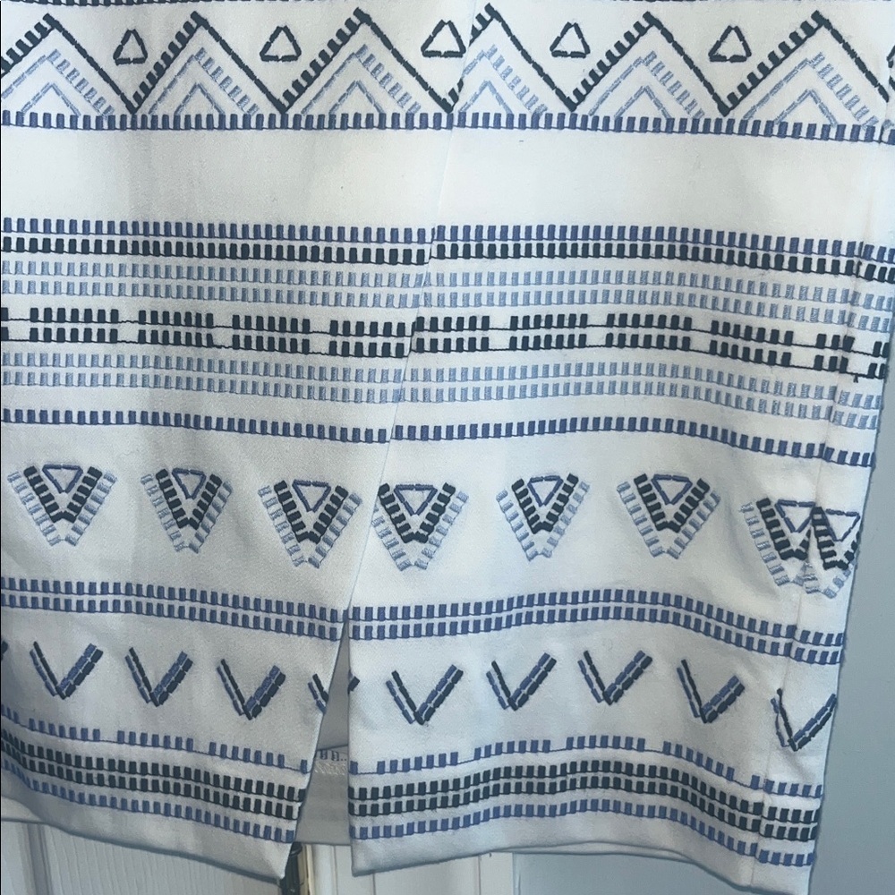 WHBM Embroidered Pencil Skirt Size 6 - Picture 4 of 9